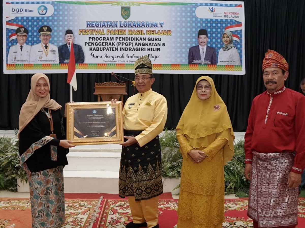 Bupati Inhil Terima 2 Penghargaan Bidang Pendidikan